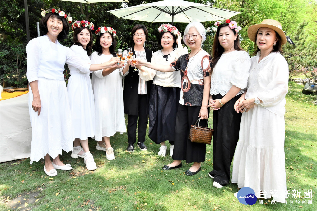 田尾鄉農會行銷康乃馨，縣長王惠美與地方仕女巧扮花仙子。圖／記者鄧富珍攝