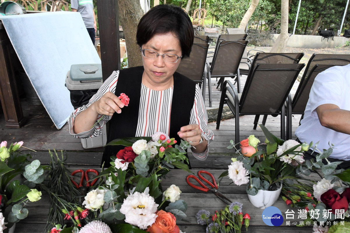 縣長王惠美主持花藝教室，出手第一個插好一盆盆花。圖／記者鄧富珍攝