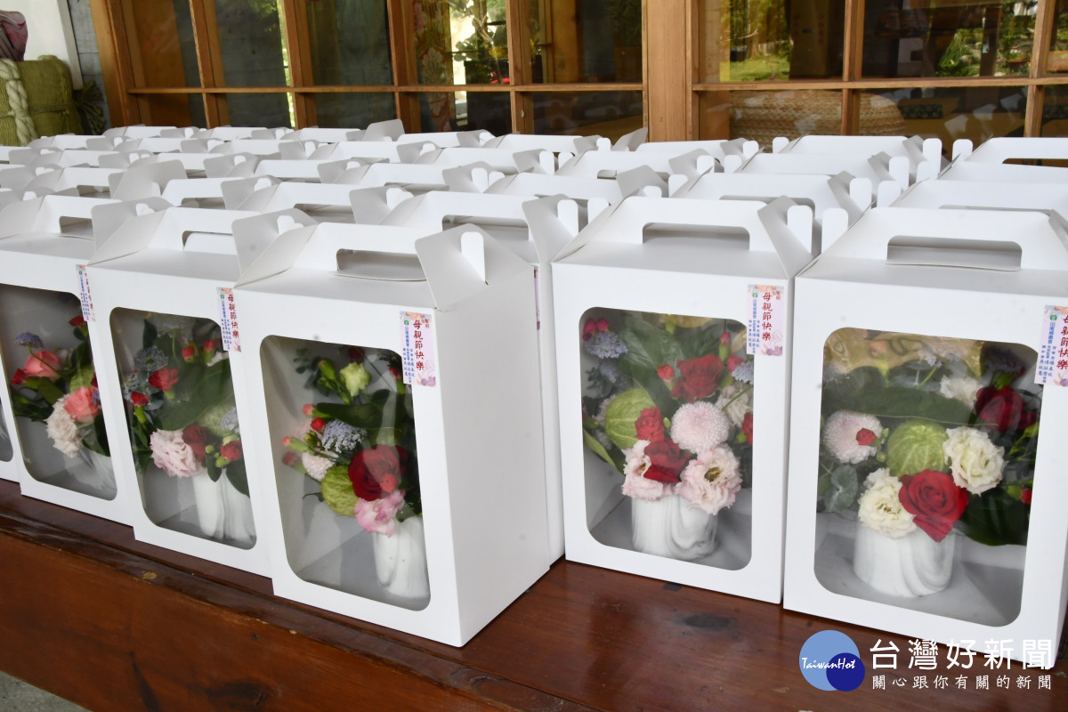 溫馨五月，田尾鄉農會行銷推廣康乃馨花束。圖／記者鄧富珍攝