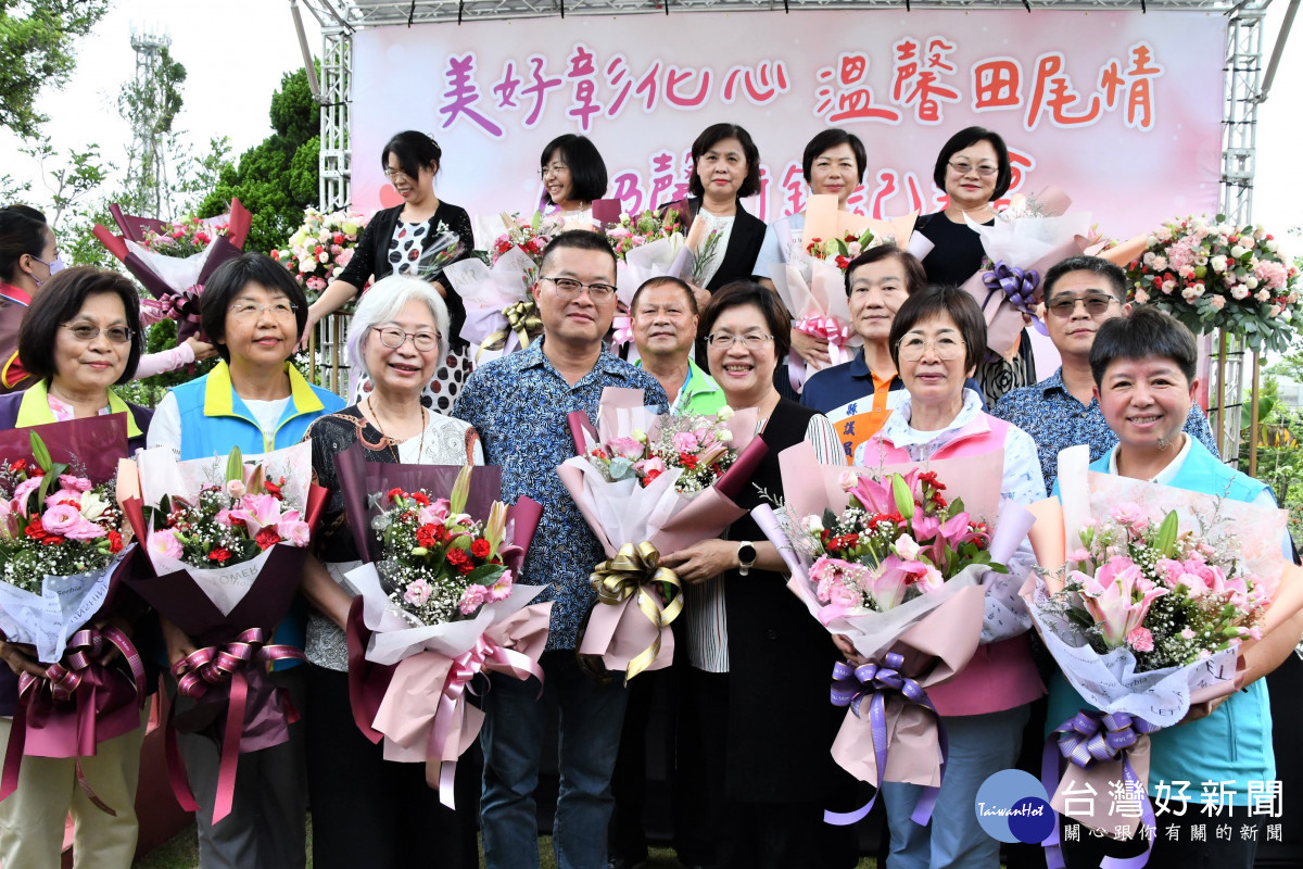 溫馨五月，田尾鄉農會行銷推廣康乃馨花束，目前已賣出20萬枝 。圖／記者鄧富珍攝