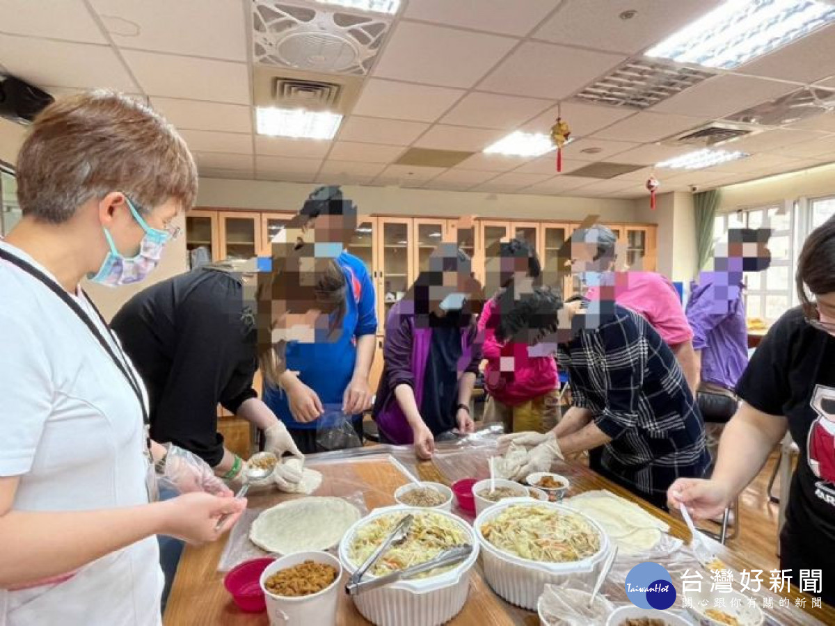 桃園療養院日間學員親自動手包潤餅，享受體驗，吃出健康。