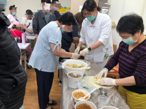 桃園療養院日間學員親自動手包潤餅，享受體驗，吃出健康。