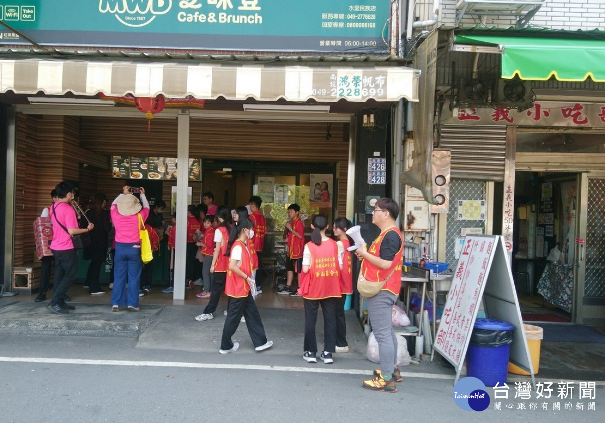華山站長、義工與成城國小的孩子們也走上街頭，一同踩街招募愛心店家。