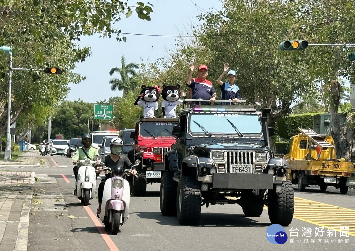 在警車前導下，王副縣長與黃偉峻、蔡承恩等將聖火傳至特教學校聖火隊。（記者扶小萍攝）