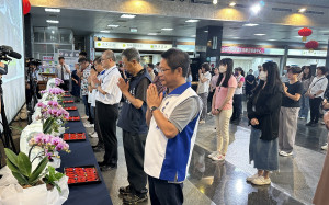 洪秘書長引領縣府員工浴佛禮佛。（記者扶小萍攝）
