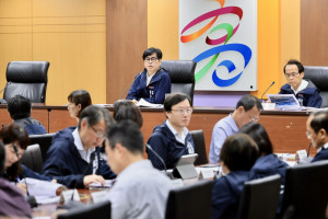 ▲高市府農業局於市政會議向陳其邁簡報當季水果產銷概況，並預告「2024夏祭新鮮市」將精彩登場。
