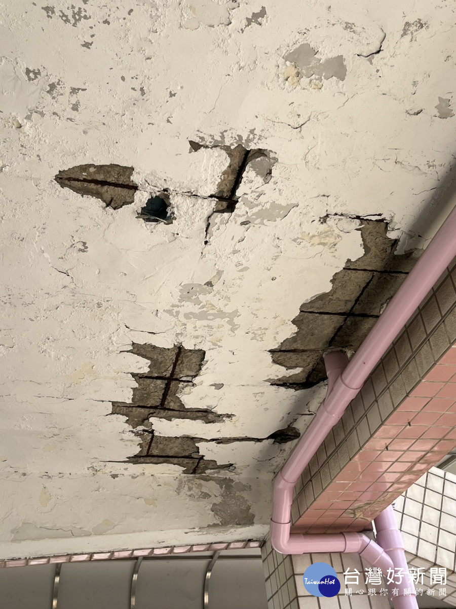潭子國中校舍破舊天花板剝落鋼筋生鏽