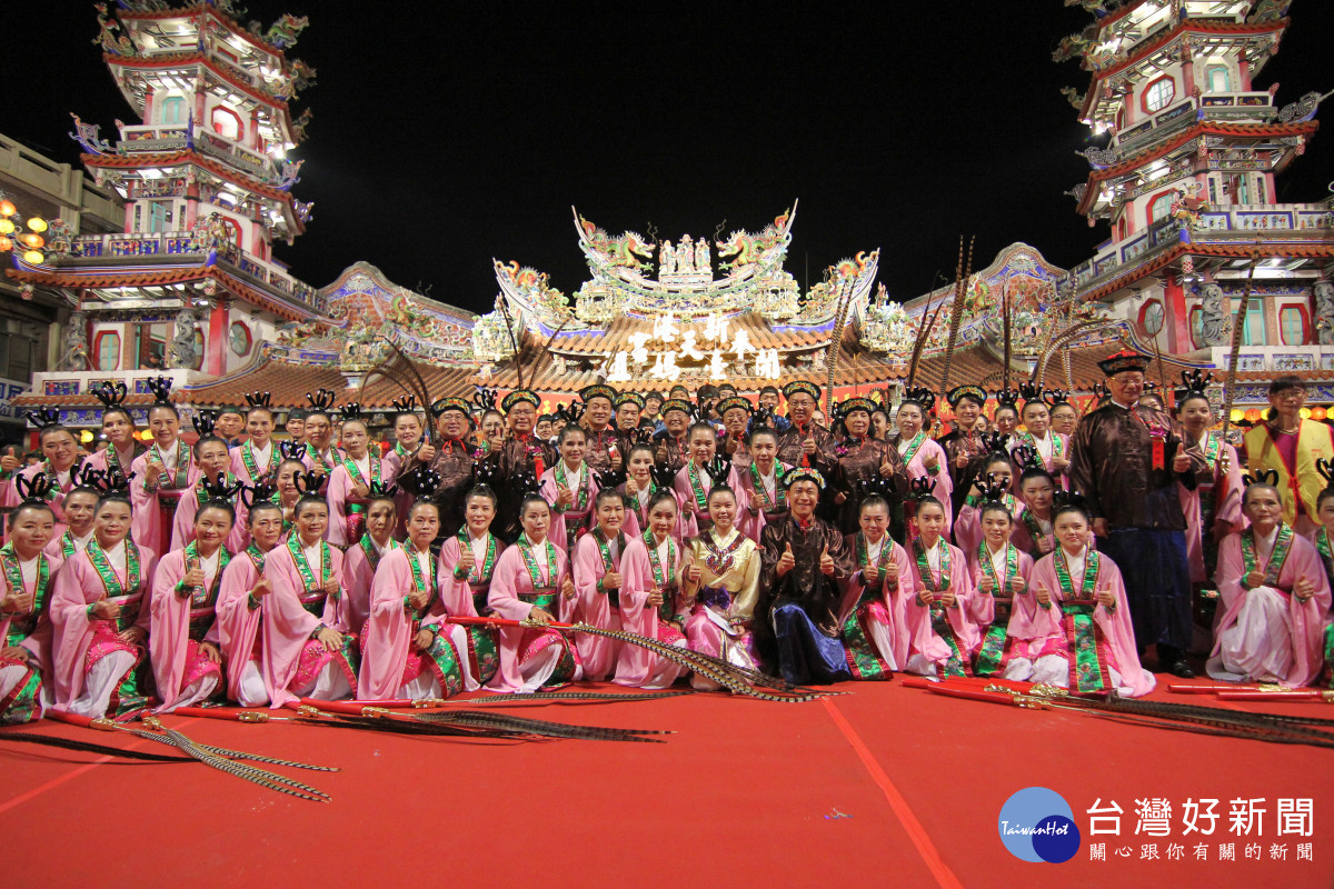 嘉義縣新港奉天宮舉行媽祖祝壽大典，循清祀典古禮，行演「六佾舞」為媽祖祝壽／陳致愷翻攝