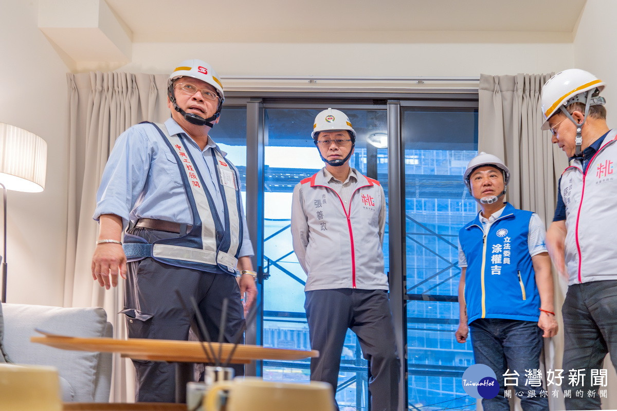 桃園市長張善政視察「航空城安置住宅進度」，同時開箱A18基地實品屋。<br />
