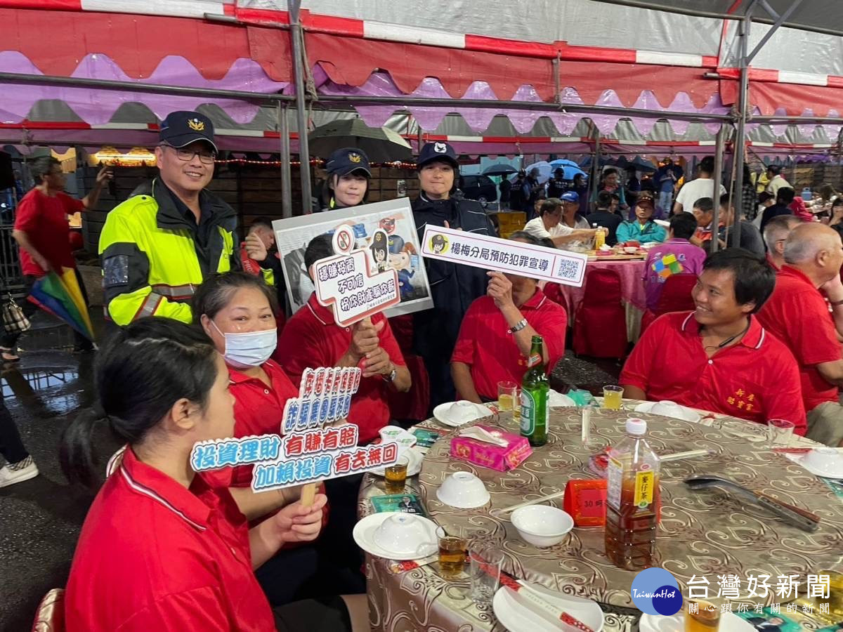 新屋天后宮媽祖誕辰贈匾活動，楊梅警加強識詐宣導。<br />
<br />
