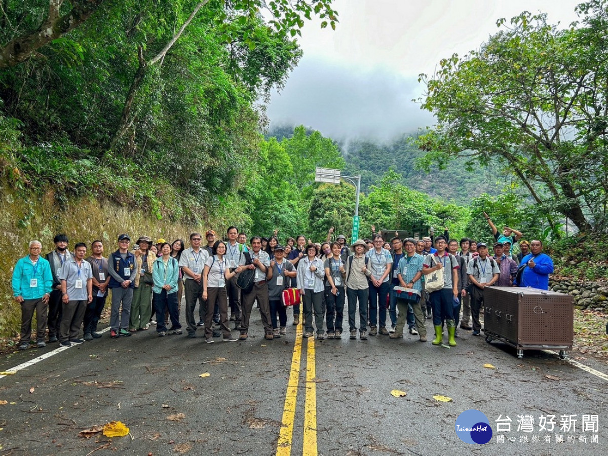 黑熊救傷教育訓練於瓦拉米步道進行實地演練，玉管處邀請林業暨自然保育署四個鄰近分署及卓溪鄉公所、卓溪鄉登山協會等一同參與。（圖/玉管處提供）