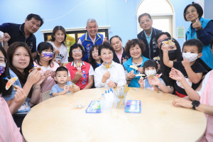 台中市長盧秀燕出席開幕典禮並參觀設施，與兒童一起製作迷你飛機模型。