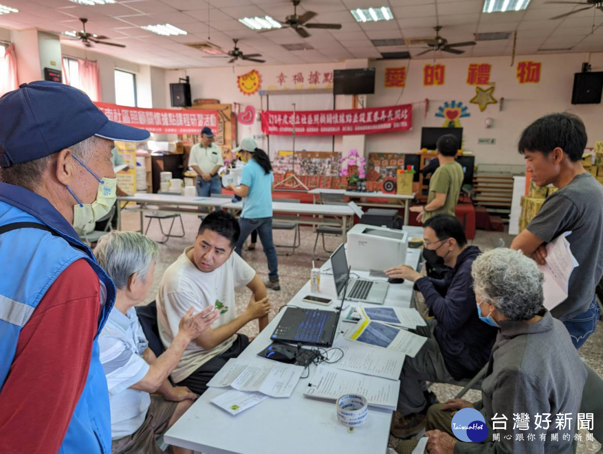 新竹分署同仁協助民眾查詢正射影像圖資。(林業保育署新竹分署)