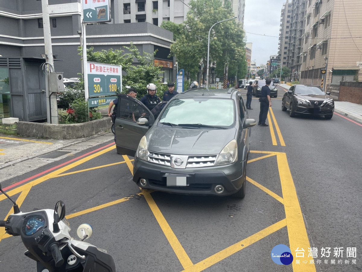 桃警雷霆除暴展現團隊合作，攔截圍捕破醉男汽車竊盜。