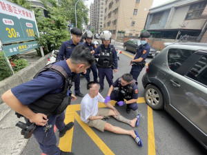 桃警雷霆除暴展現團隊合作，攔截圍捕破醉男汽車竊盜。