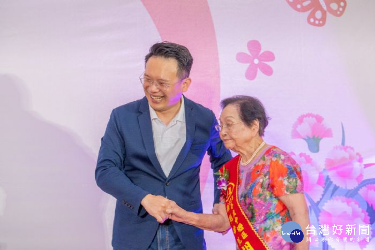 蘇副市長向模範母親握手致意。