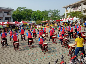 社區長者千歲團太鼓表演。（慈濟草屯服務處提供）