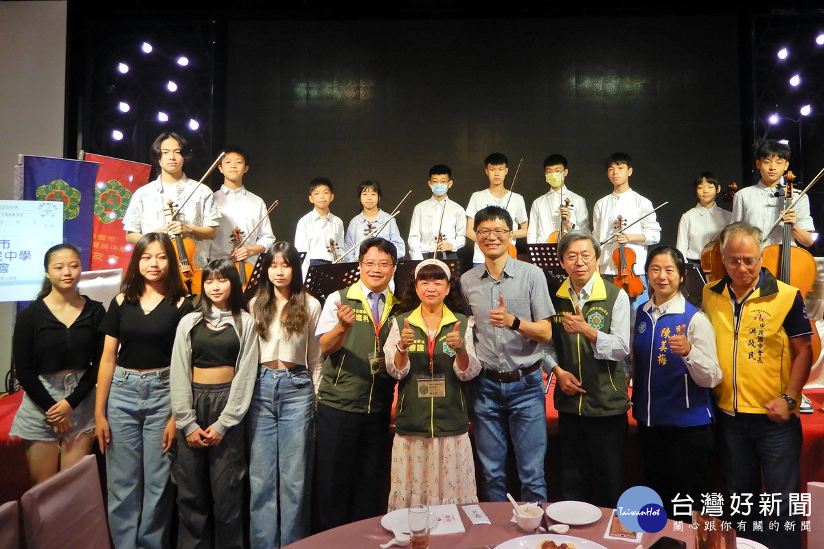 中興國中校友會與校方人員、學生代表合影。