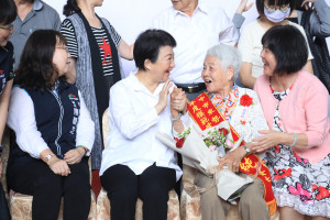 中市表揚700位模範母親盧市長獻上祝福