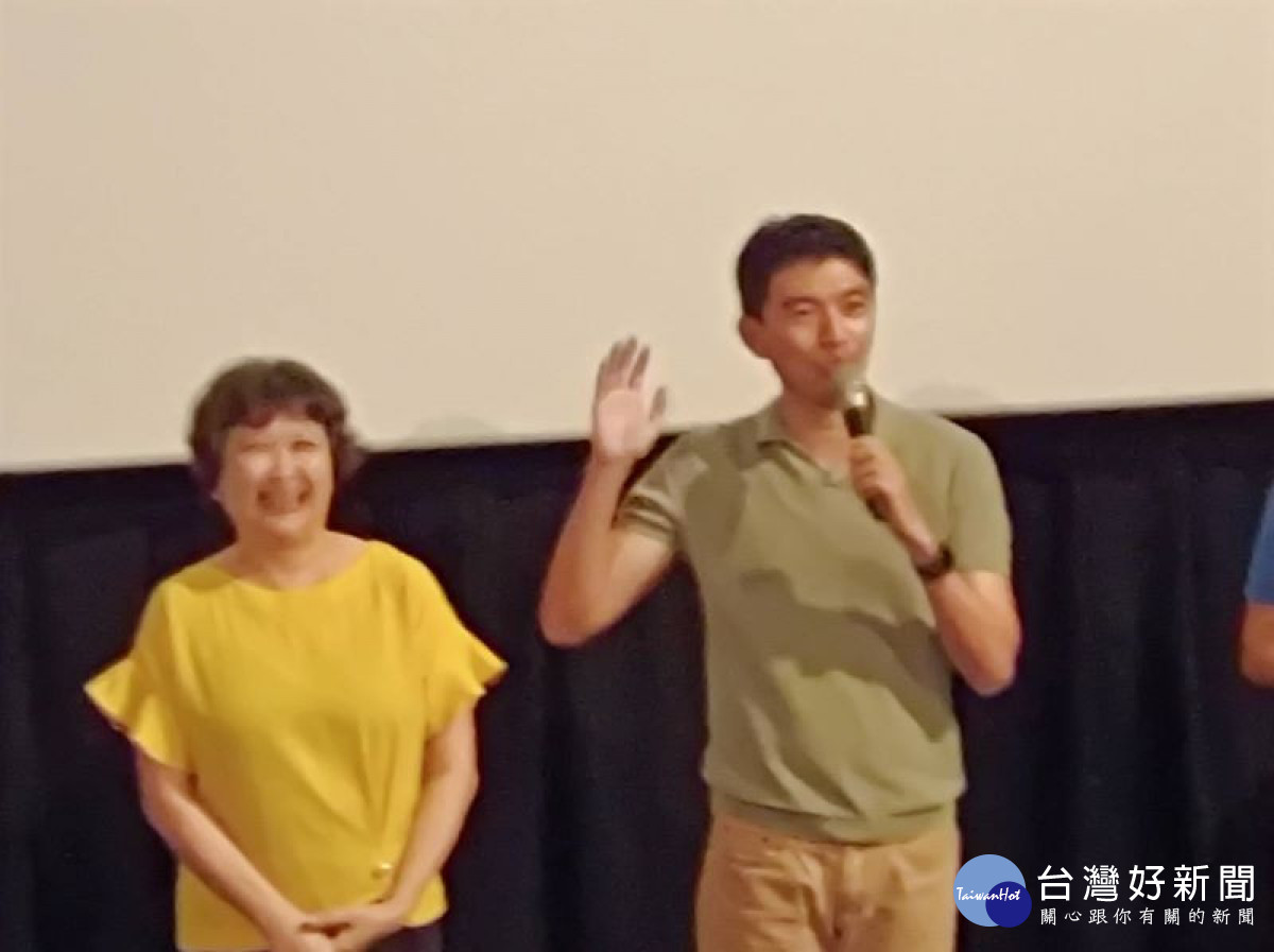 演員曾少宗開口前先向在場的媽媽們說母親節快樂，彬彬有禮贏得掌聲。