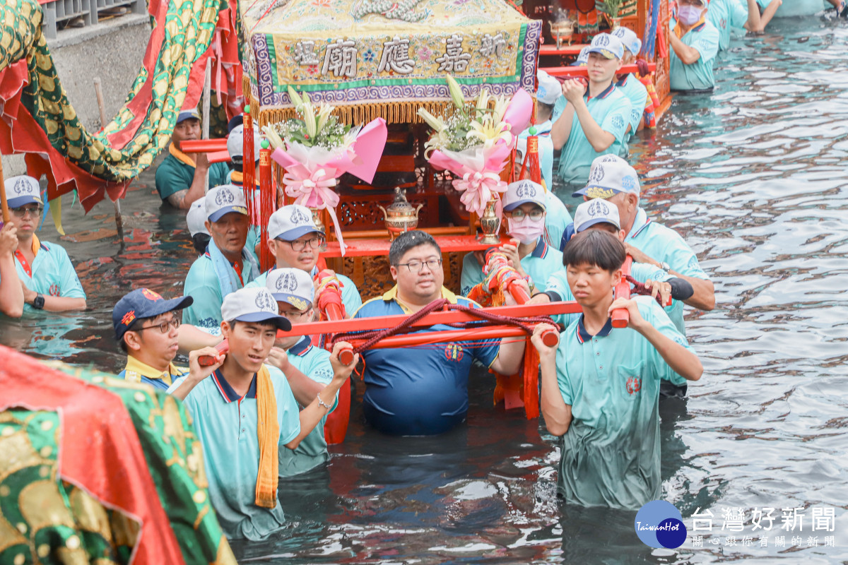 嘉義新塭嘉應廟「衝水路、迎客王」　眾人扶轎下水場面嗨翻天 台灣好新聞 第2張