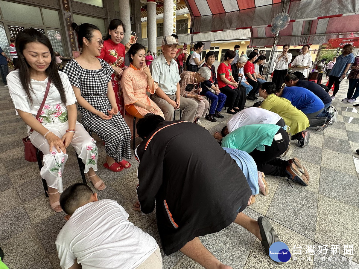 子女叩頭感謝母親養育之恩。（南投縣服務站提供）