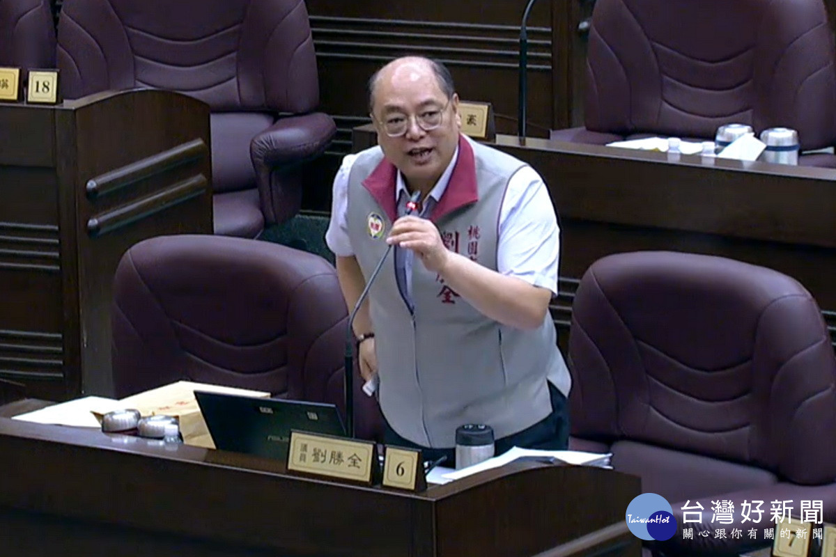 桃園市議員劉勝全於議事堂進行質詢。