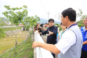 ▲長陳其邁率水利局團隊，會同邱議瑩立法委員、林岱樺立法委員、朱信強議員、林義迪議員和美濃當地里長等，視察美濃區三洽水滯洪池防汛整備。