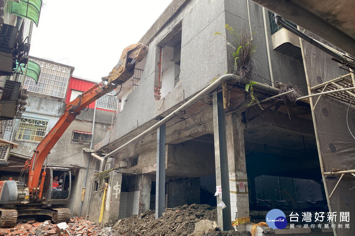 0403花蓮強震大溪三元市場成為危樓，桃市府建管處進行拆除