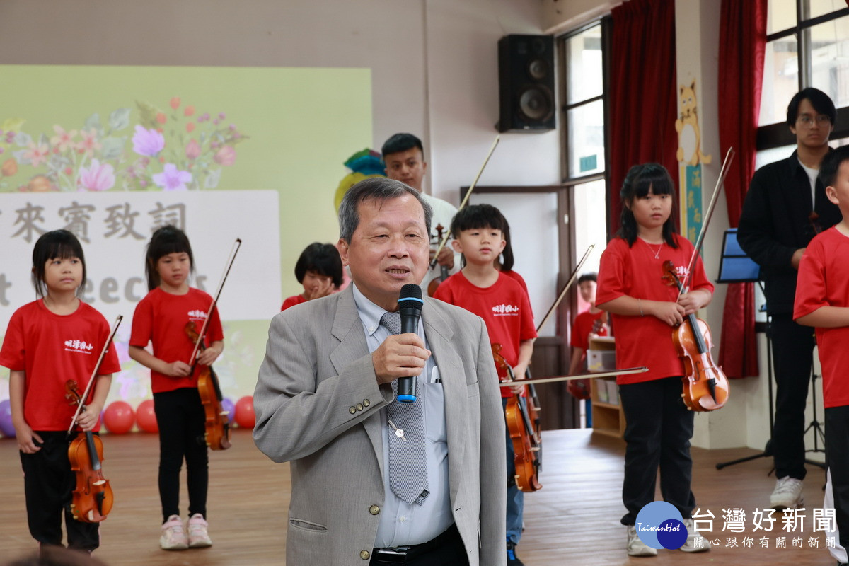 副縣長王瑞德出席魚池鄉明潭國小「慶祝母親節才藝暨雙語教學成果發表」活動，並向偉大的母親們致敬