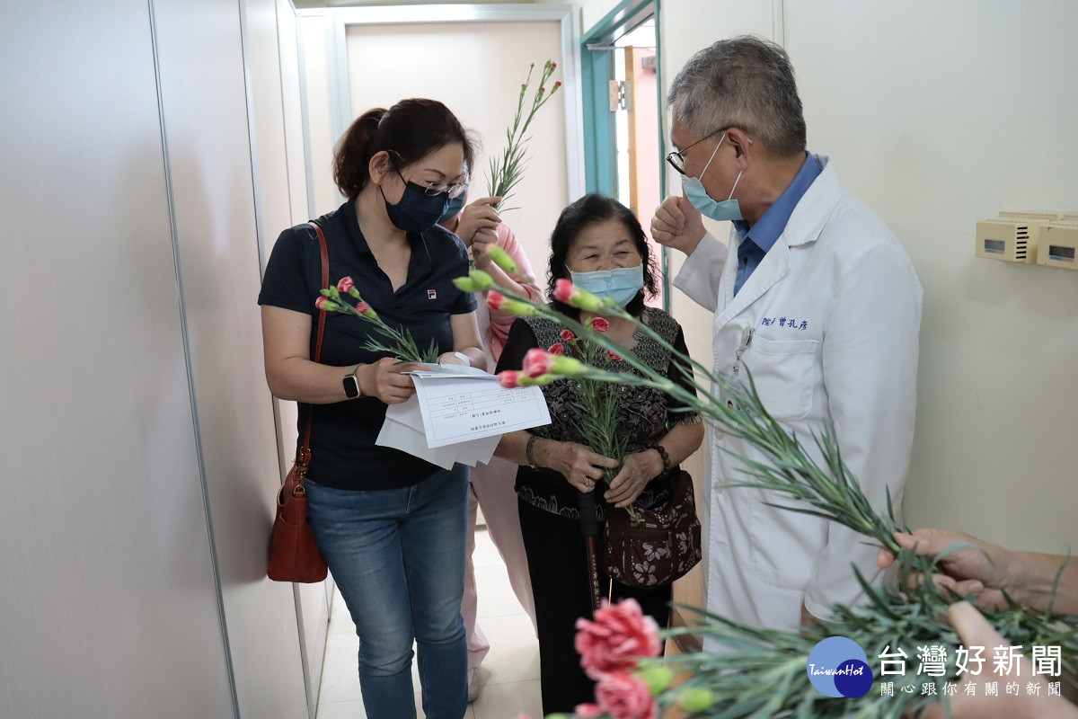 彰化醫院同慶護師節、母親節和勞動節　現場發放800朵康乃馨女性員工
