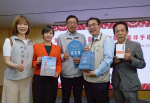 台南市長黃偉哲與台灣守護文創董事長陳仁昌賢伉儷(右三、右四)合影