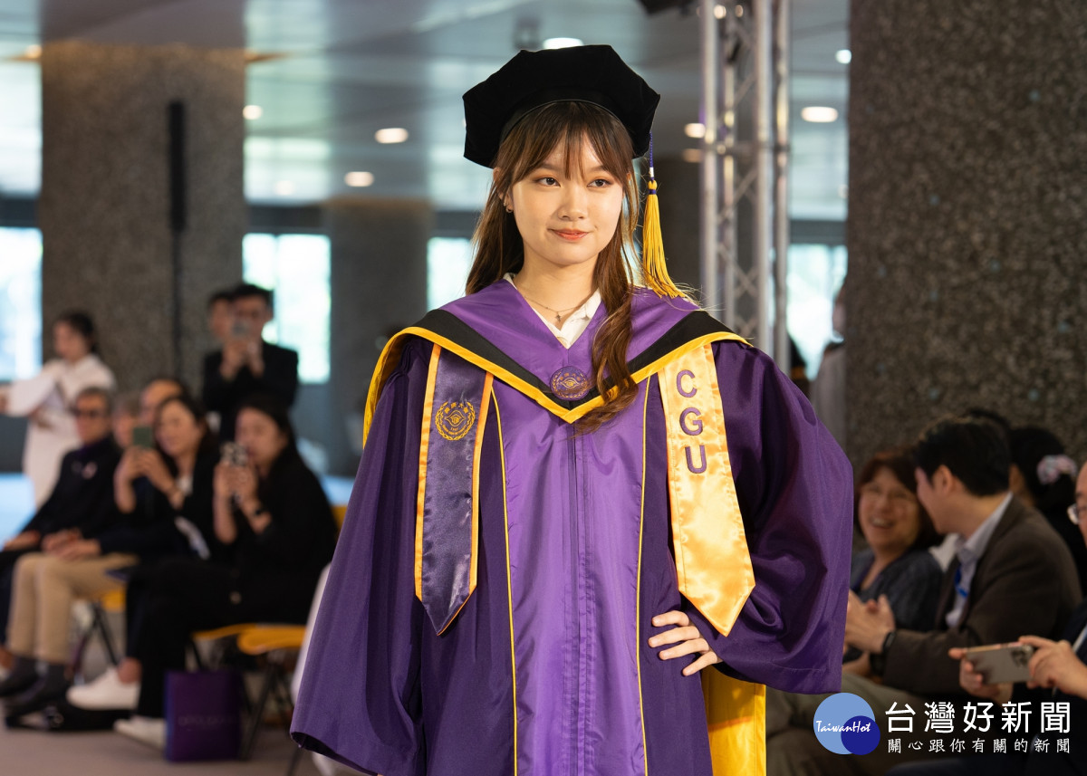 長庚大學發表專屬學位袍，高質感訂製設計非常吸睛。圖為碩士學位袍