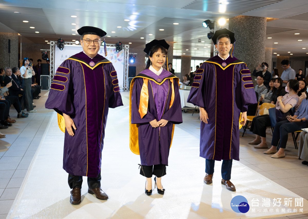 長庚大學邀請李立昂、廖苑利及陳品元3位醫師校友(由左至右)穿著碩士與博士學位袍走秀