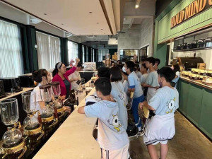 新竹「赫曼咖啡烘焙體驗工廠」提供導覽解說、體驗職人工作並認識咖啡產業，發揮企業的永續影響力。