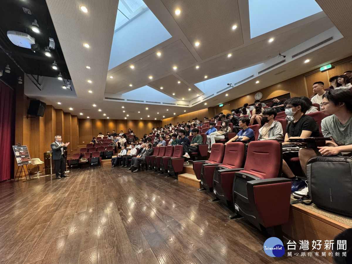 為提升學校研發能量、培育人才，中原大學「科技創新講座」邀請台灣應材總裁余定陸專題演講。