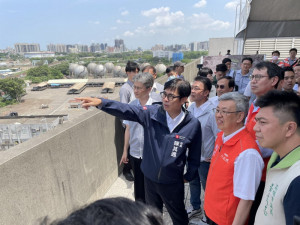 ▲高雄市長陳其邁陪同行政院長陳建仁視察楠梓產業園區建設規劃及相關聯外交通建設計劃推動情形。