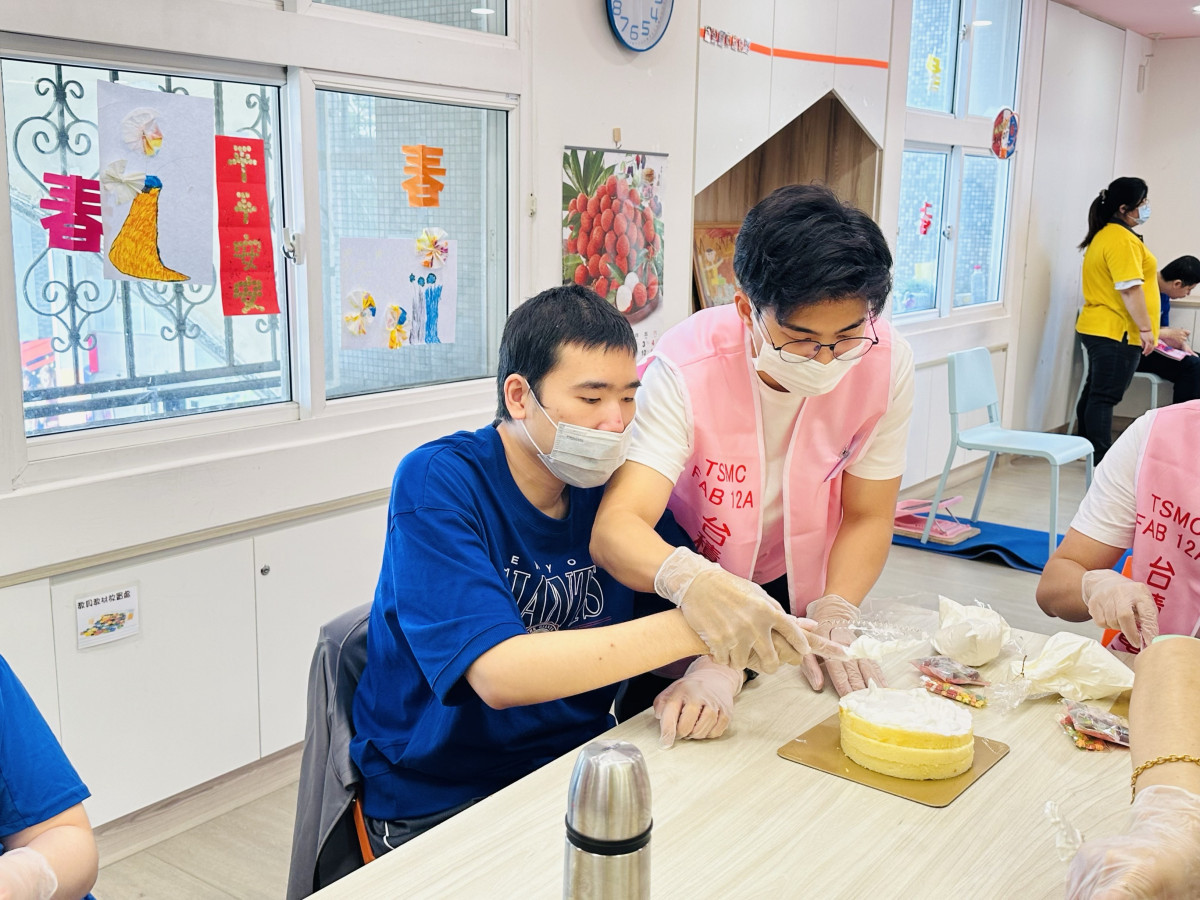 切下蛋糕送給平時辛苦照顧孩子的媽媽