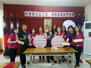 國民黨南投縣黨部邀婦女來包水餃。（縣黨部提供）