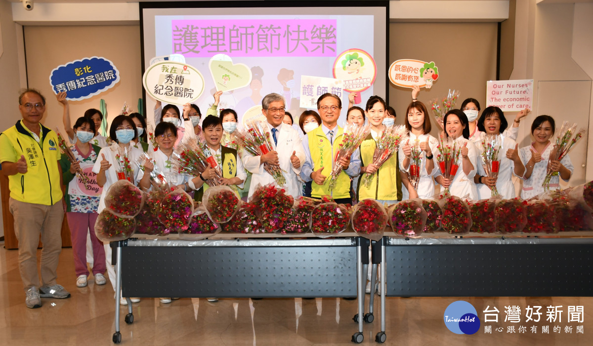 林世賢市長在秀傳醫院贈慶乃馨。