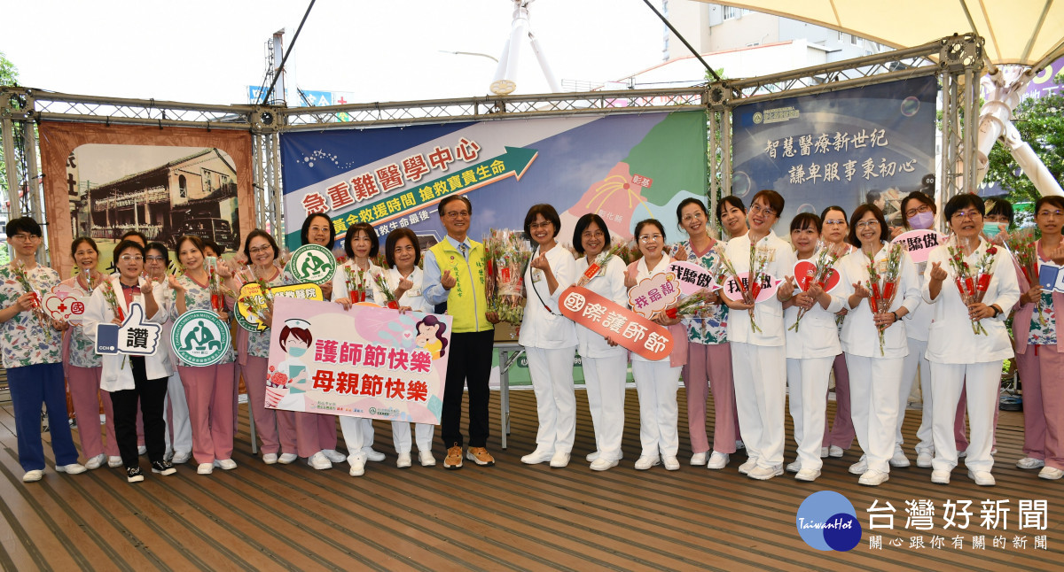 林世賢市長致贈康秀馨給彰化基督教醫院護理人員。