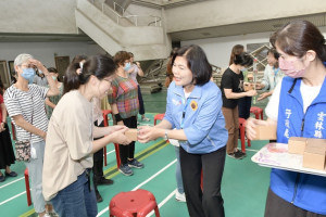 雲林縣長張麗善、副縣長謝淑亞前往警察局，提前與女性同仁歡慶母親節／警方提供