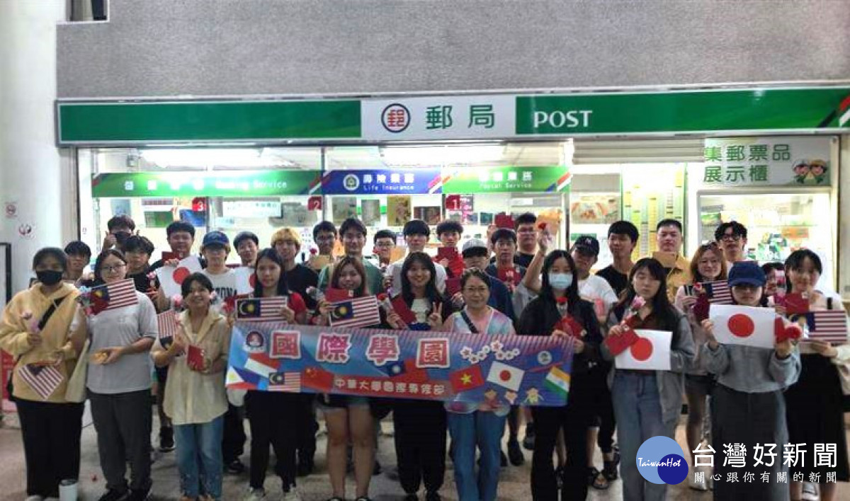 中華大學日本、馬來西亞、越南及印尼國家的外籍生，親手寫下母親節賀卡，寄送到母親手中。