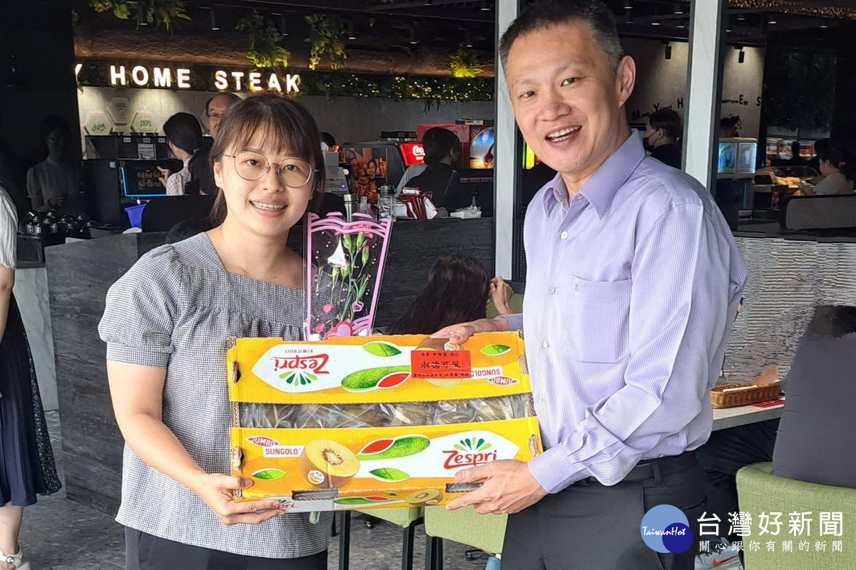 蘆竹分局長林鼎泰贈送媽媽警察同仁母親節禮物。