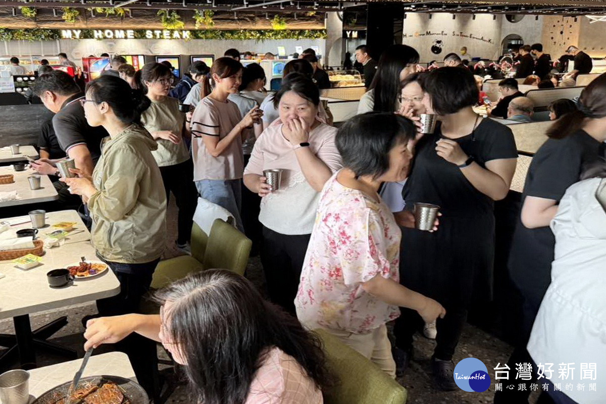 蘆竹警分局溫馨邀媽媽員警同仁溫馨慶祝母親節。