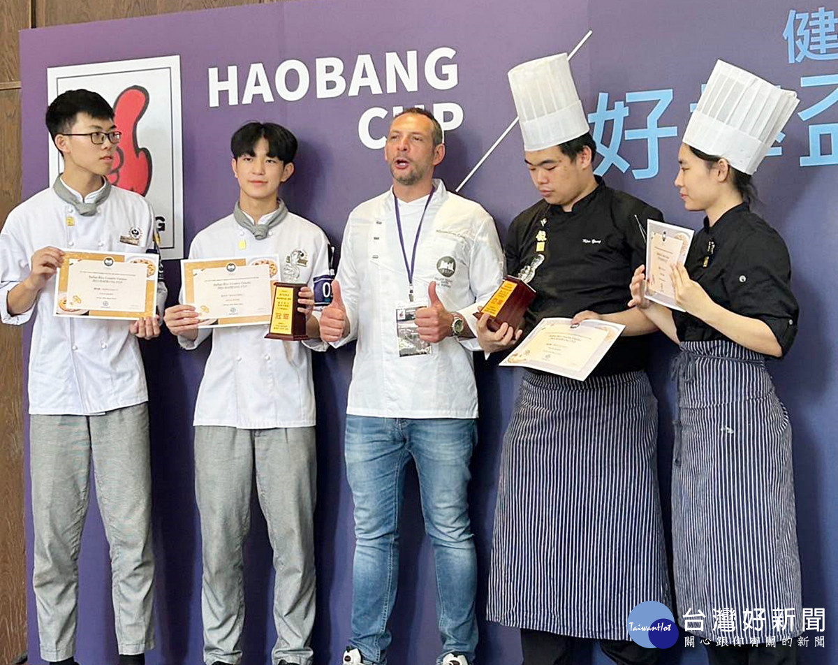 「義大利米創意料理組」評審頒獎給優勝同學
