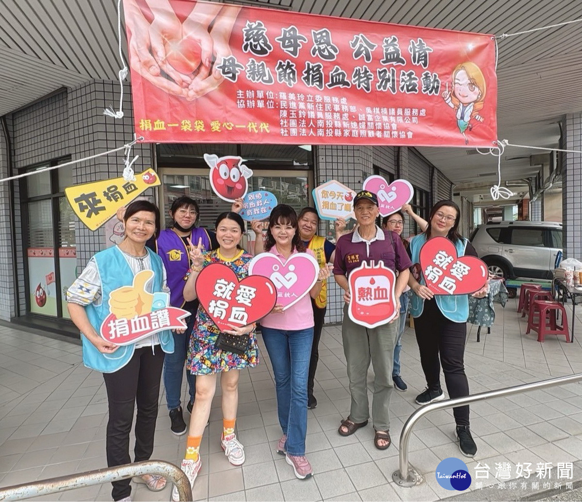 議員陳玉鈴（前中）則贈康乃馨祝福大家。（羅美玲服務處提供）