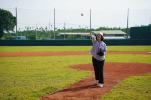 潮州棒球場啟用　周春米熱血開球