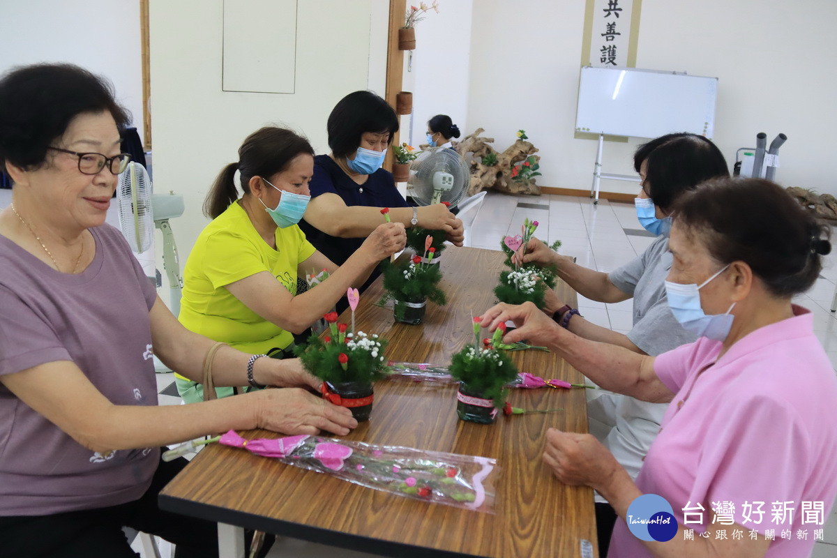 親子花藝活動十分溫馨。（記者扶小萍攝）