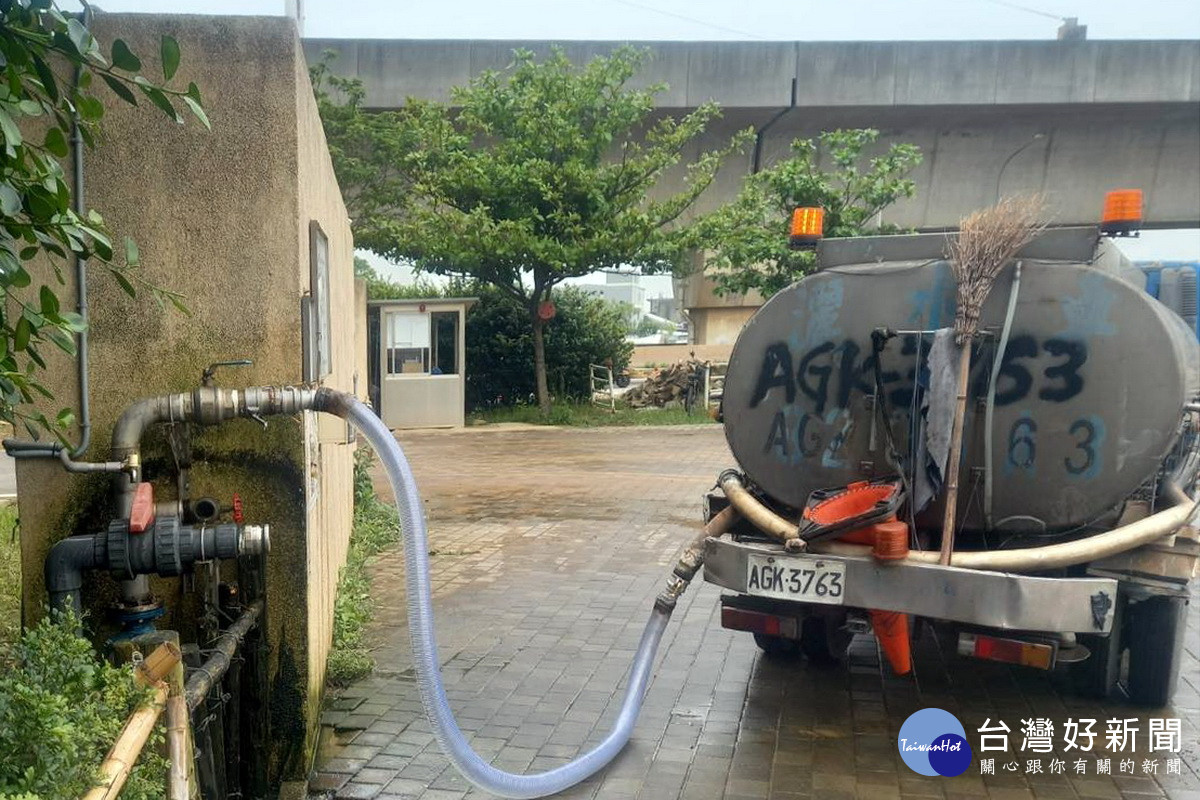 水車於水資源中心取水。